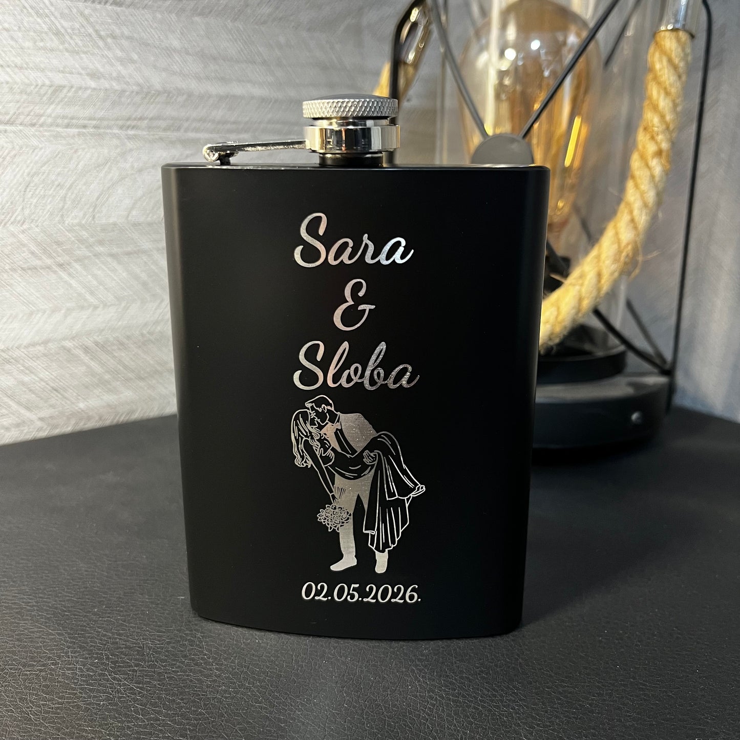 Crna metalna pljoska sa natpisom po želji - laserska gravura