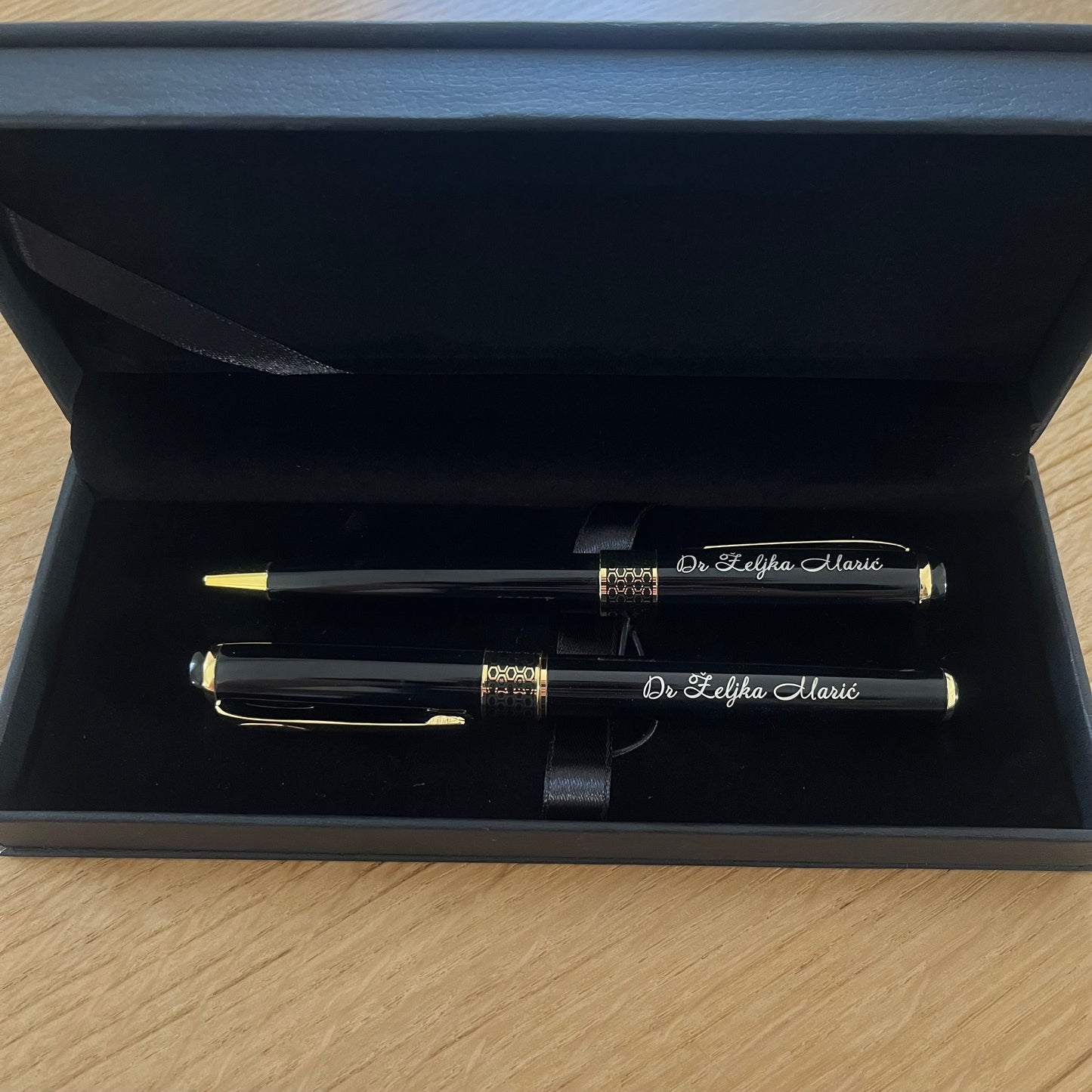 Set - metalna hemijska olovka i roler olovka u poklon kutiji sa gravurom po želji