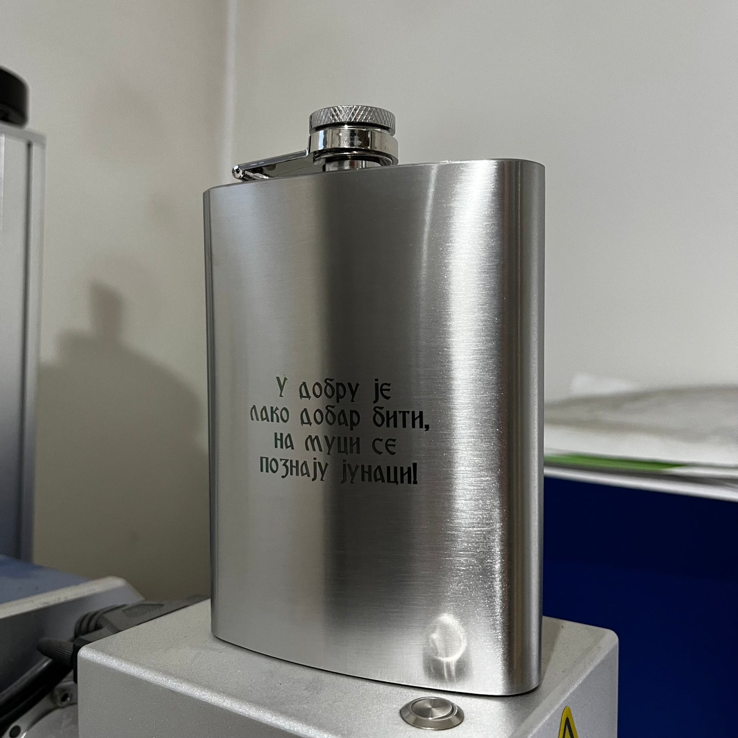 Siva metalna pljoska sa natpisom po želji - laserska gravura