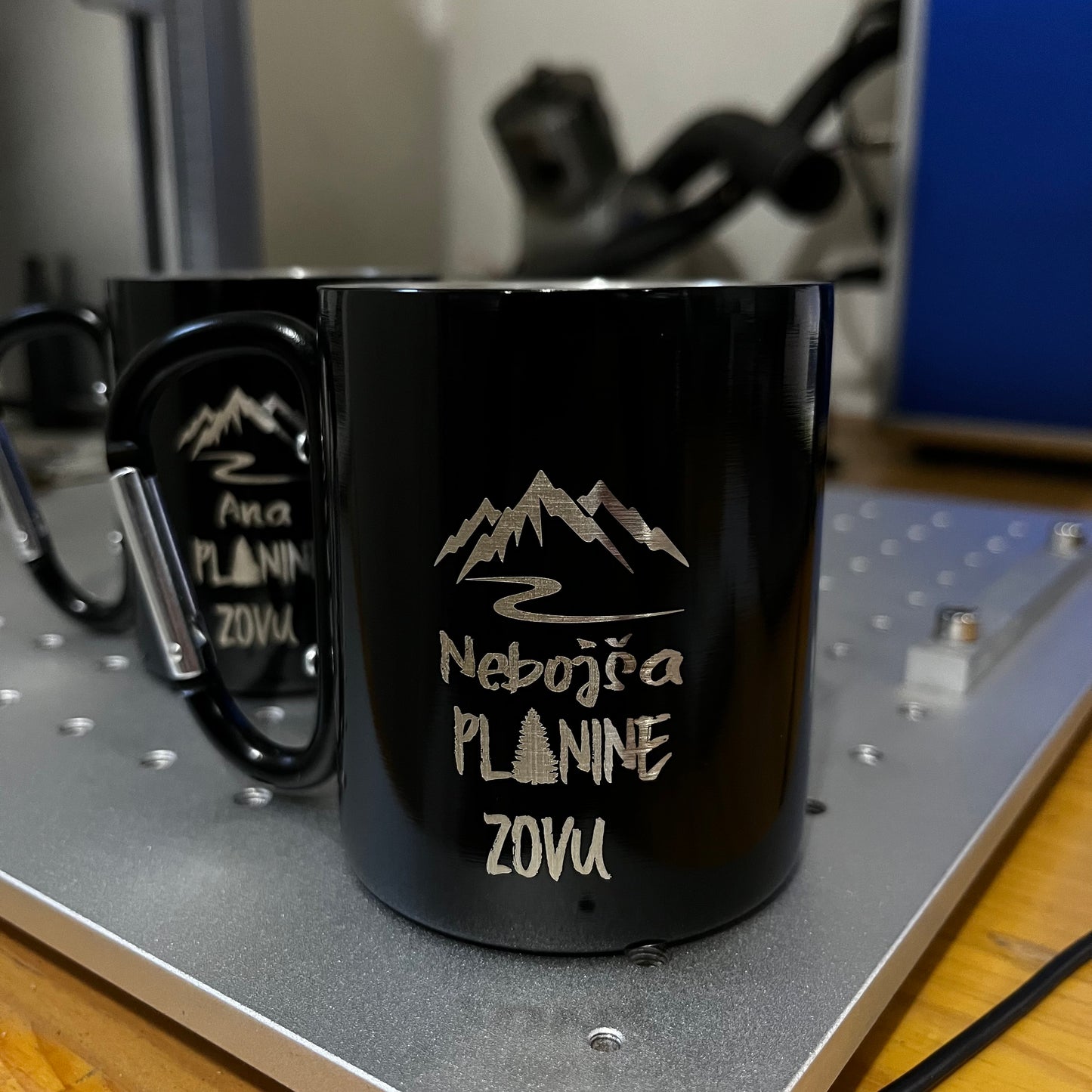 Šolja sa karabinerom u boji - sa gravurom po želji