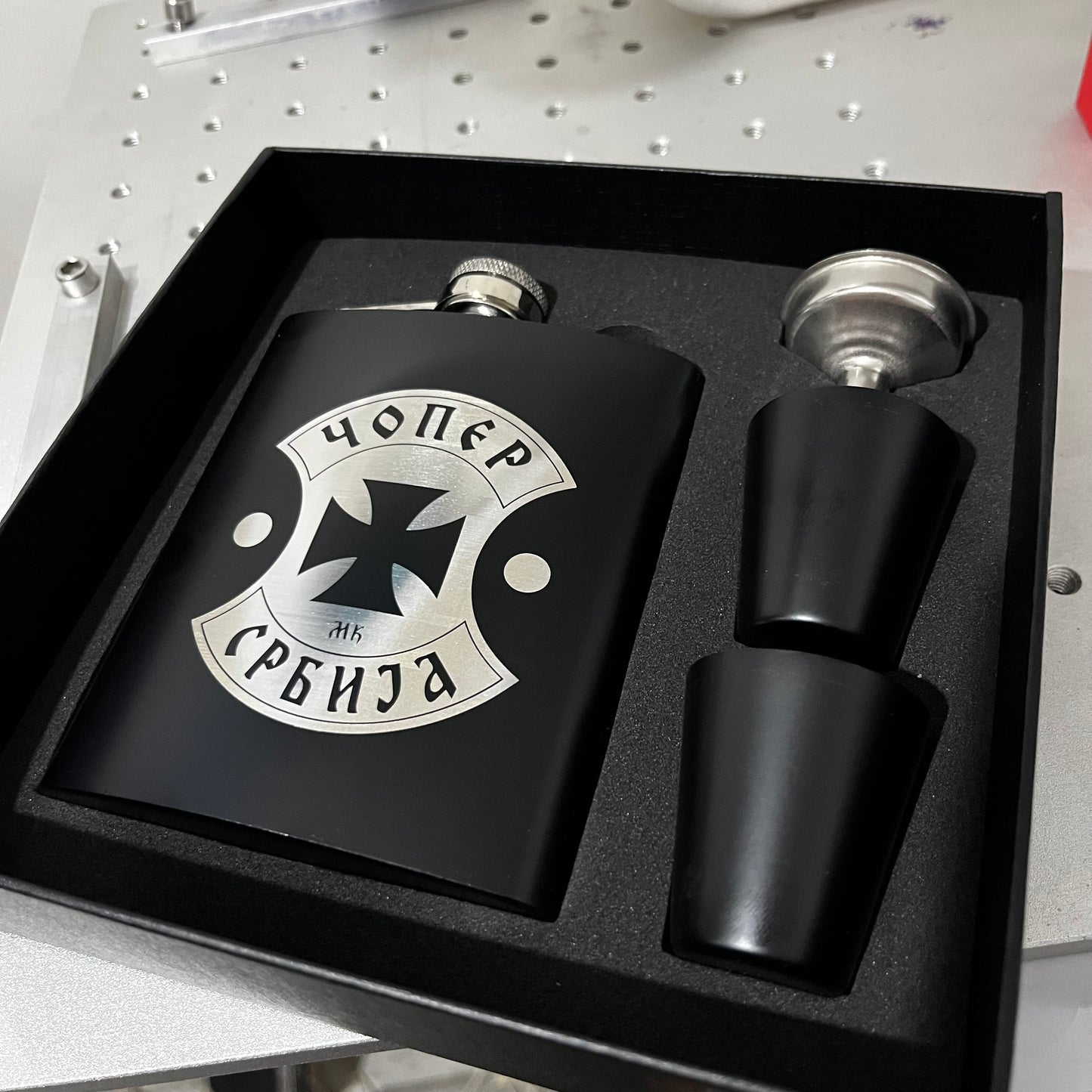 Set - pljoska sa 2 čašice sa laserskom gravurom natpisa po želji