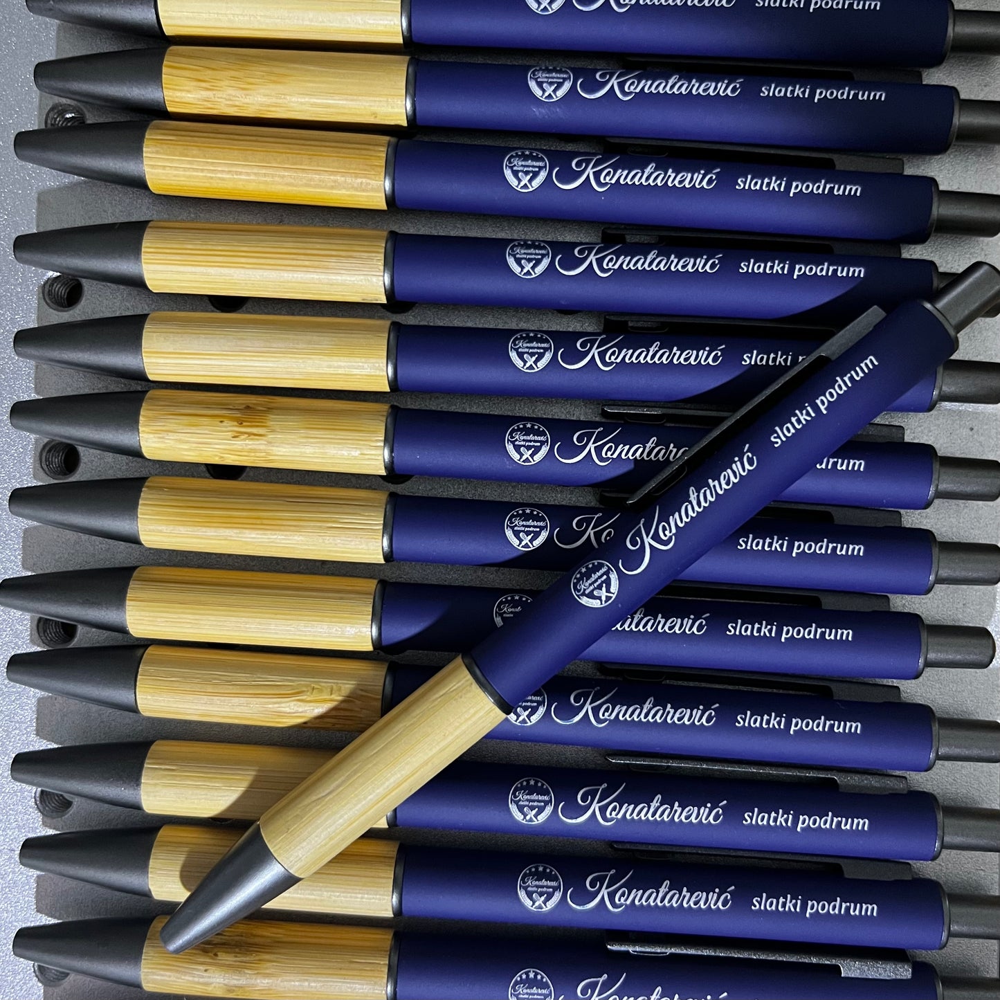 Reklamna gumirana hemijska olovka aluminijum/bambus Karolina