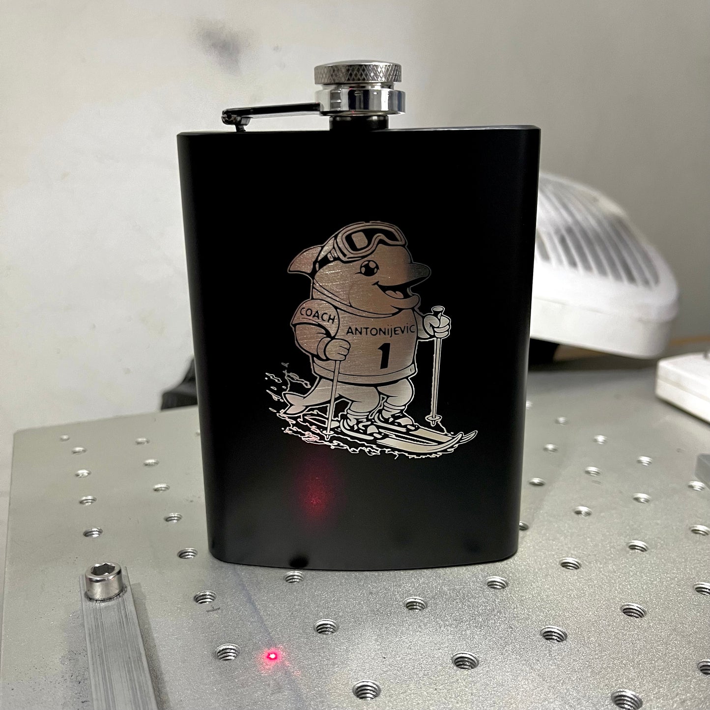 Crna metalna pljoska sa natpisom po želji - laserska gravura