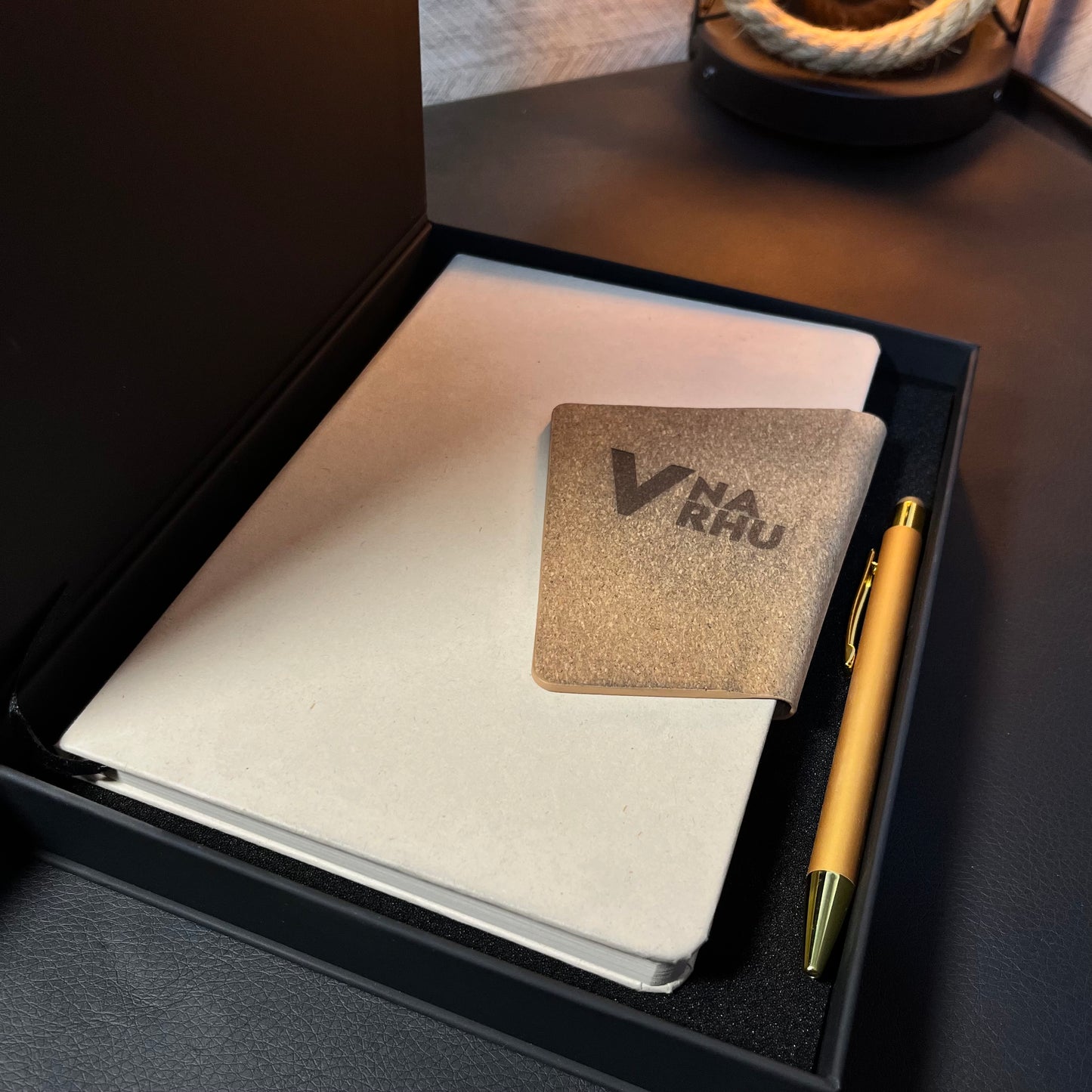 Set Rimini - notes A5 i olovka sa laserskom gravurom – u gumiranoj kutiji sa magnetom