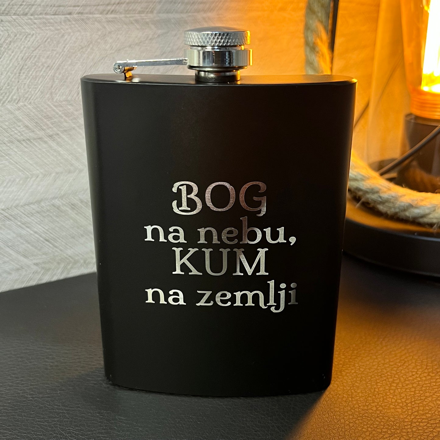 Crna pljoska Bog je na nebu, na zemlji Kum (230ml)