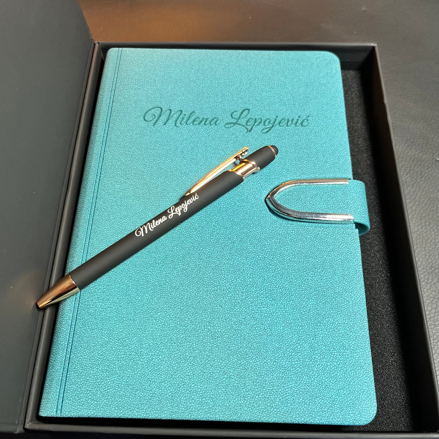 Set Master - rokovnik A5 i olovka sa laserskom gravurom – u gumiranoj kutiji sa magnetom