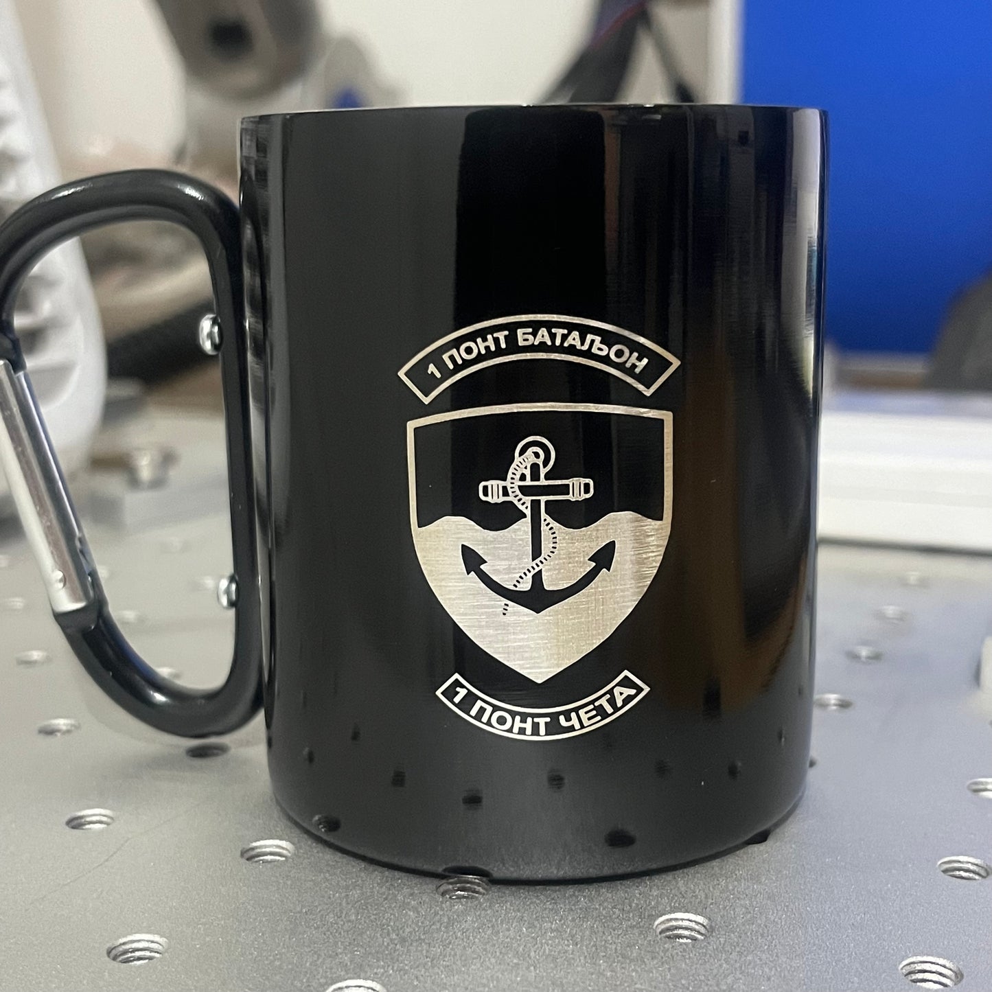 Šolja sa karabinerom