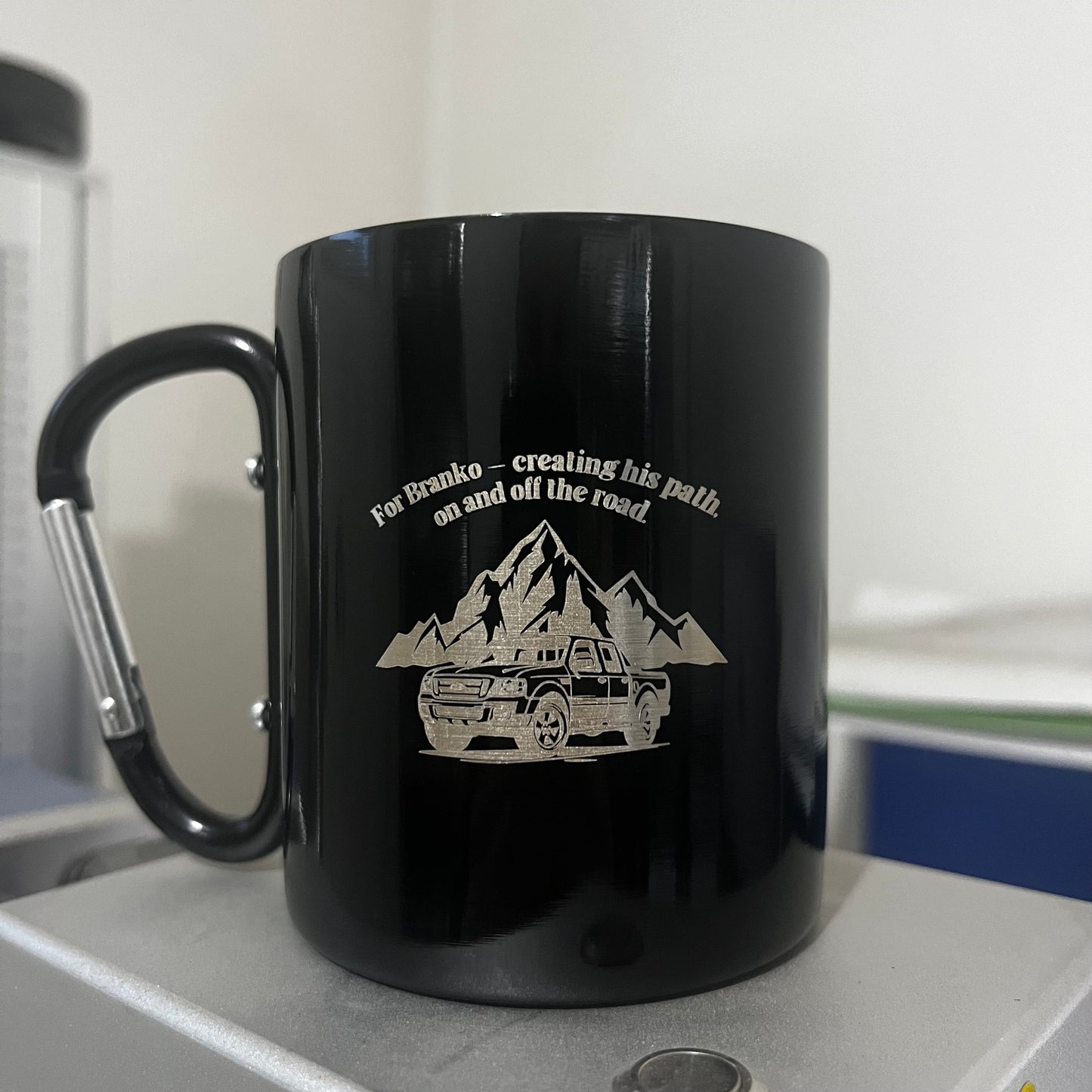 Šolja sa karabinerom