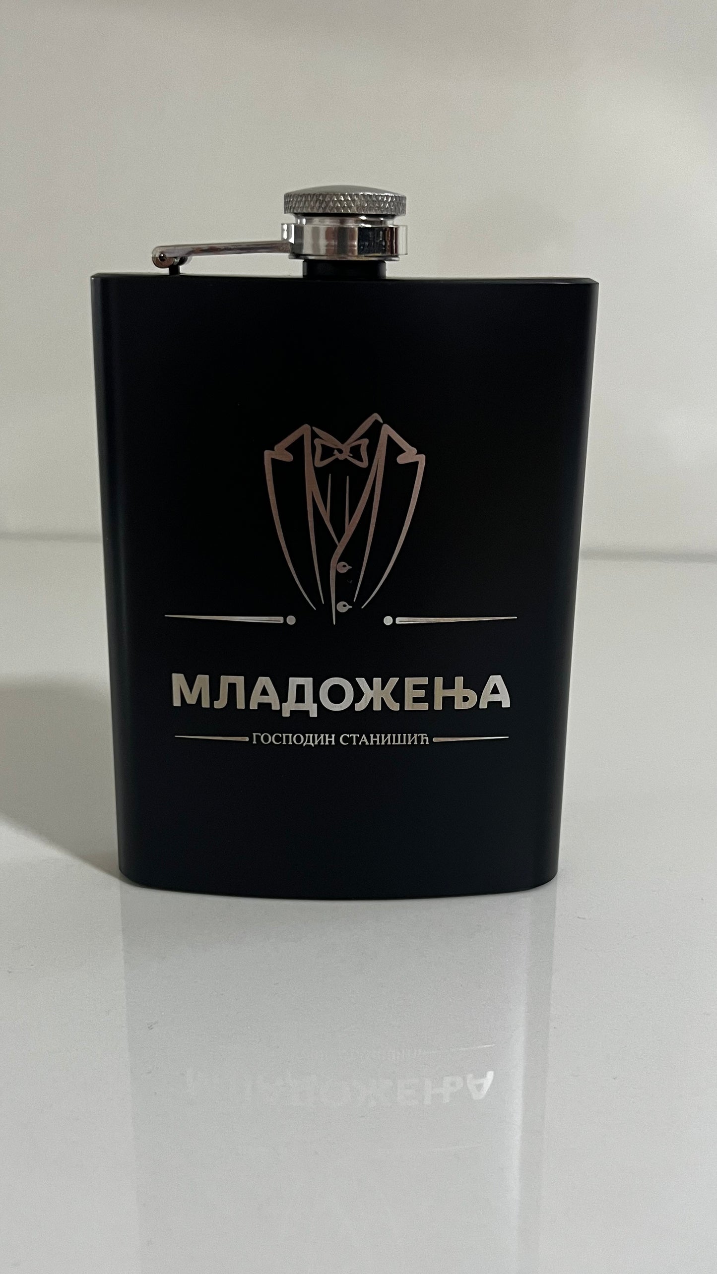 Crna metalna pljoska sa natpisom po želji - laserska gravura