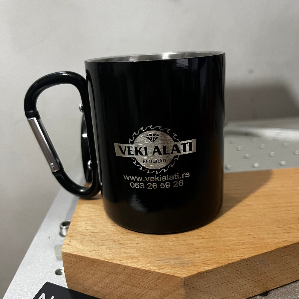 Šolja sa karabinerom