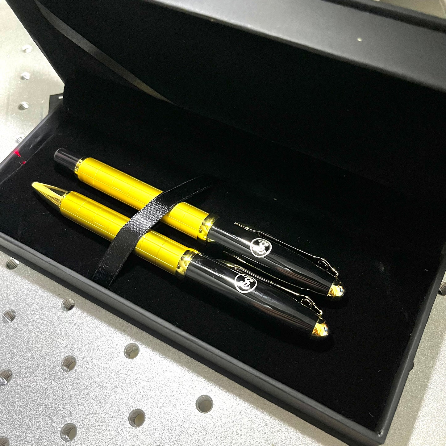 Set - metalna hemijska olovka i roler olovka u poklon kutiji sa gravurom po želji