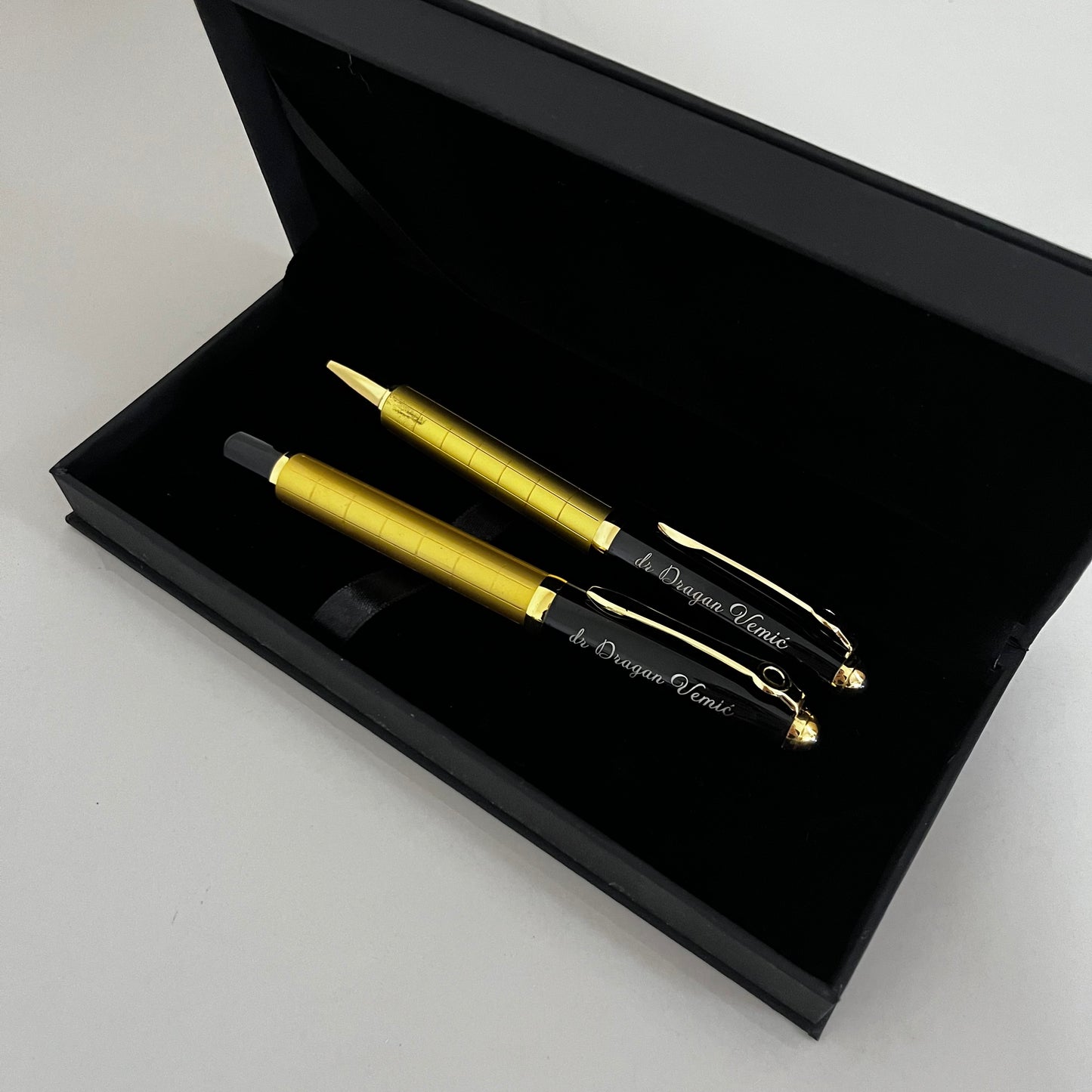 Set - metalna hemijska olovka i roler olovka u poklon kutiji sa gravurom po želji