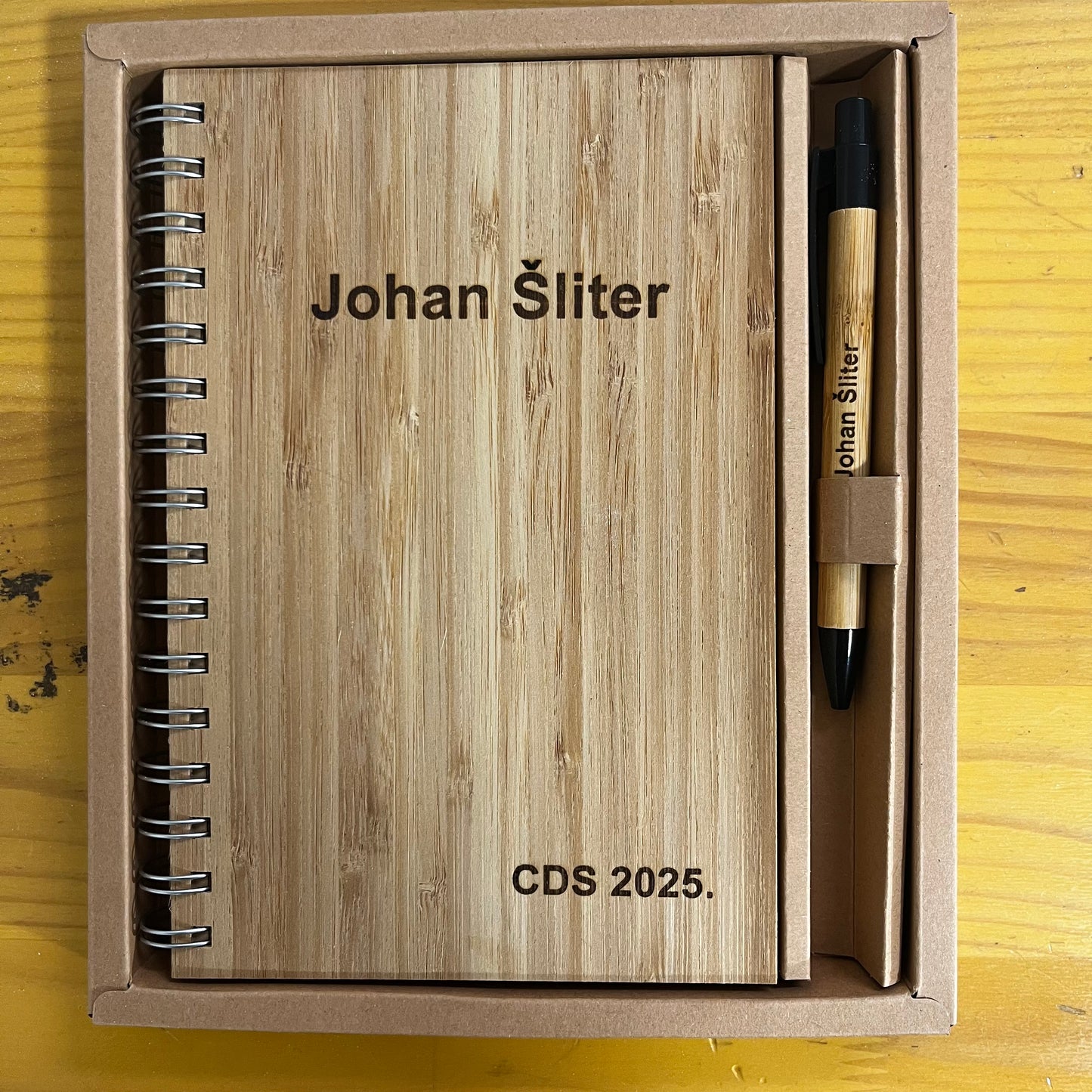 Set notes a5 i olovka od bambusa sa laserskom gravurom po želji