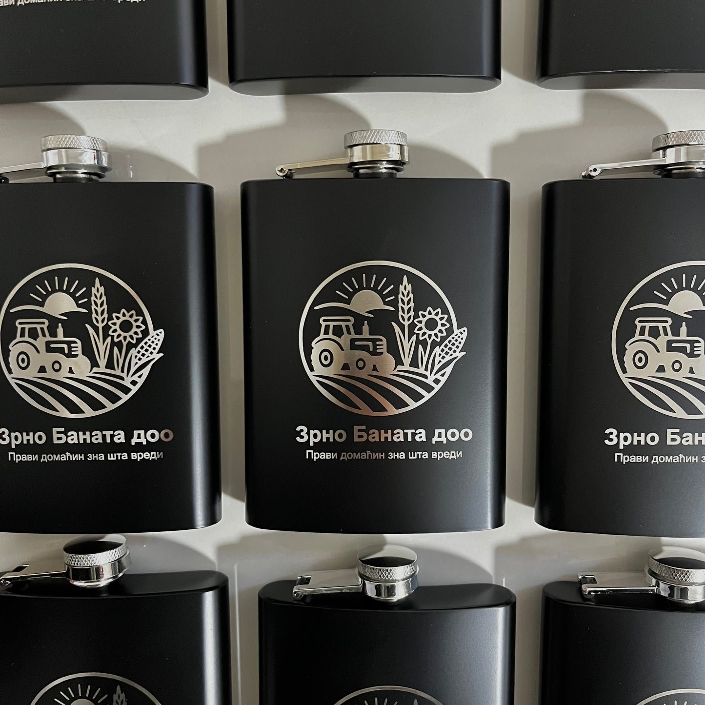 Crna metalna pljoska