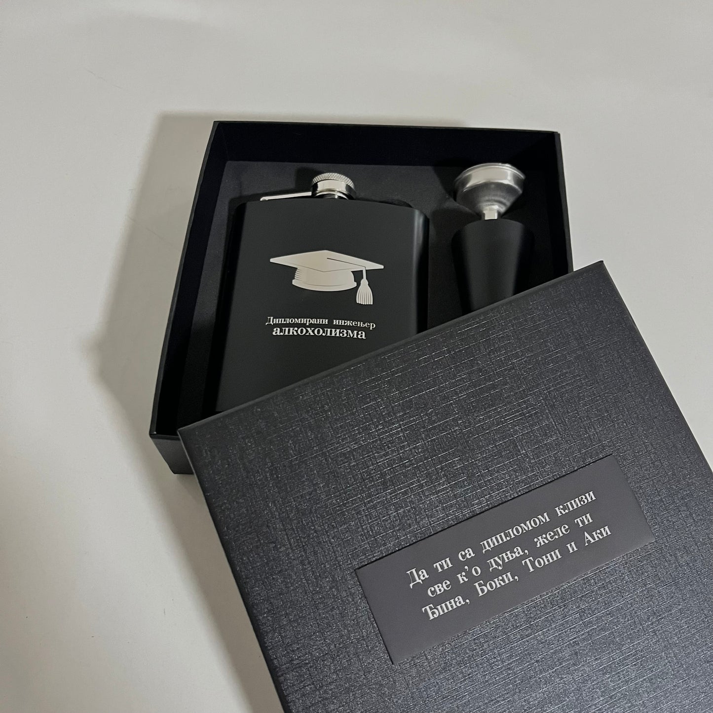 Set - pljoska sa 2 čašice sa laserskom gravurom natpisa po želji