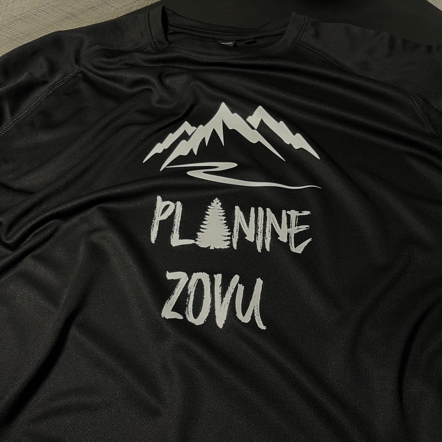 Muška aktivna majica za planinarenje - Planine zovu/borovi print