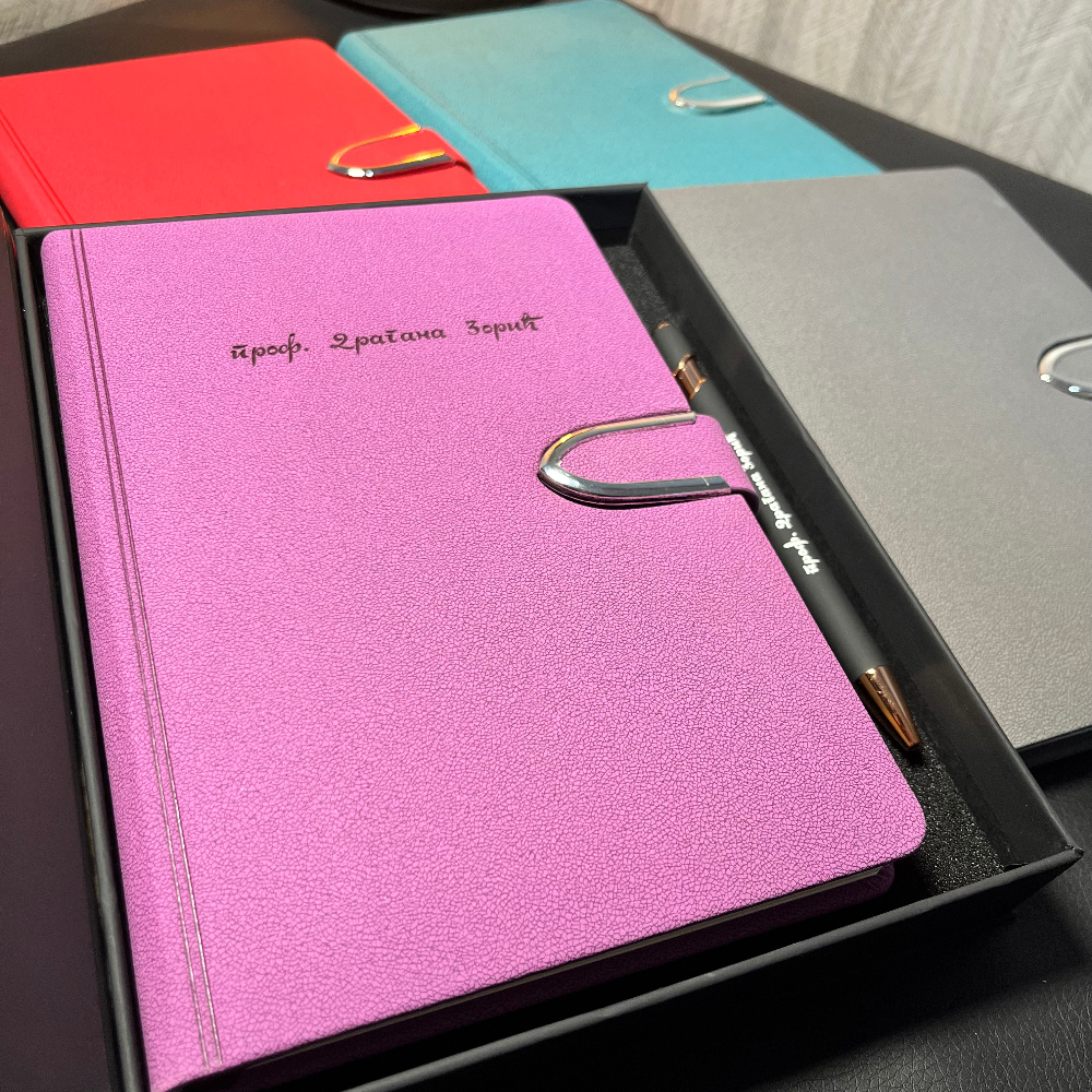 Set Master - rokovnik A5 i olovka sa laserskom gravurom – u gumiranoj kutiji sa magnetom