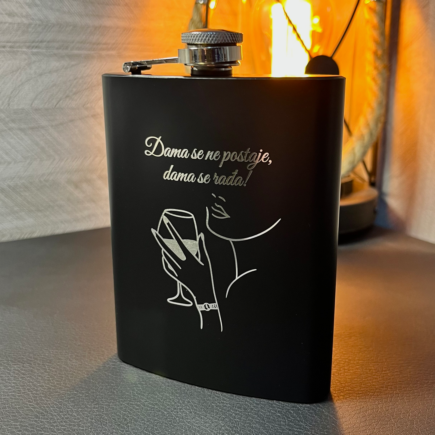 Crna pljoska 230ml - Dama se ne postaje, dama se rađa
